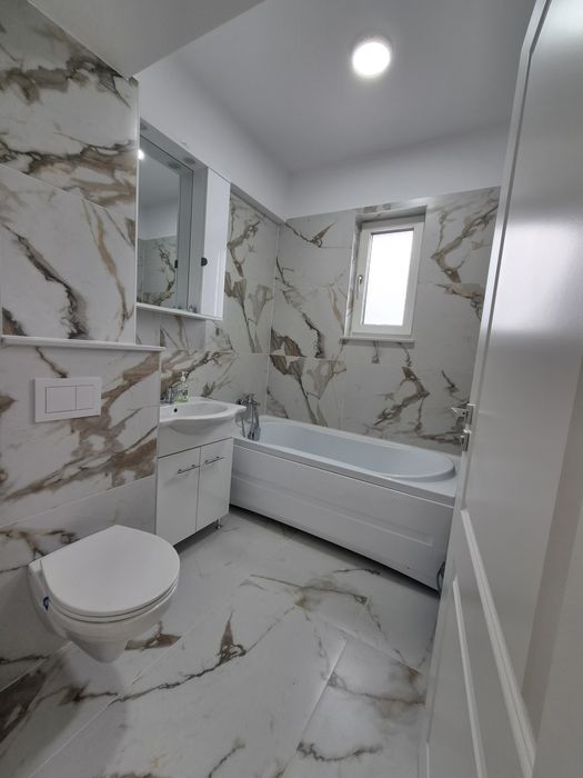 Vând apartament cu trei camere în bloc nou mobilat si utilat