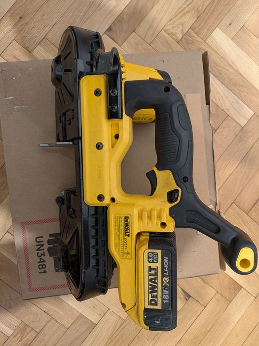 Fierăstrău cu bandă DeWalt DCS371 + Acumulator 4Ah