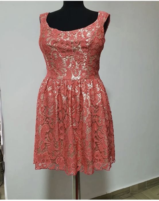 Rochie corai dantela, model baby doll, prezinta captuseala contrastanta