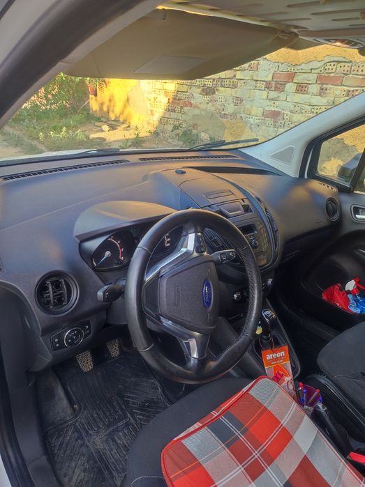 Продавам Форд транзит куриер 2019г.Бензин.