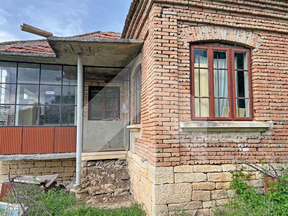 Продава тухлена селска къща в ЕКО село Беджене, община Нови пазар.