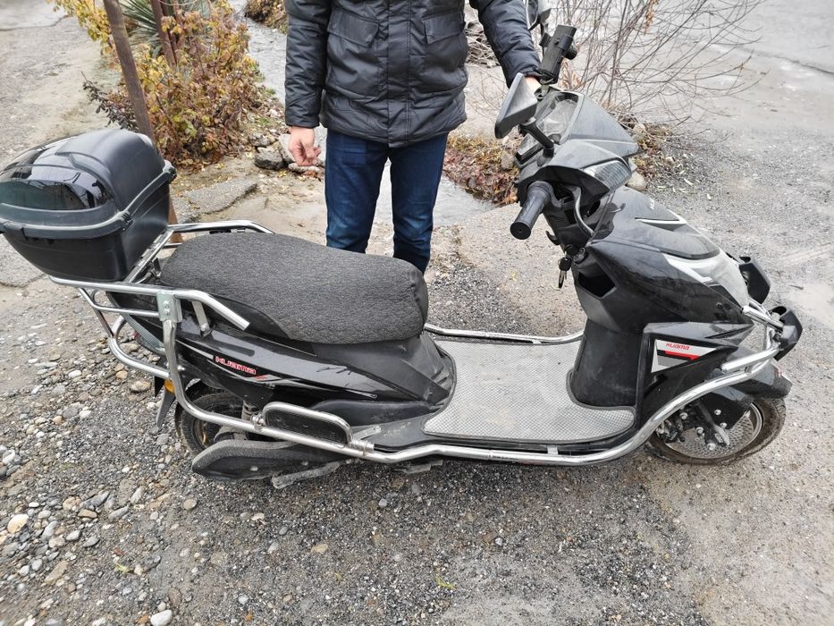 Skuter sotiladi xolati yaxshi 70ga 70 zaryati tezligi