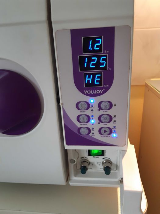 Продавам работещ медицински автоклав.