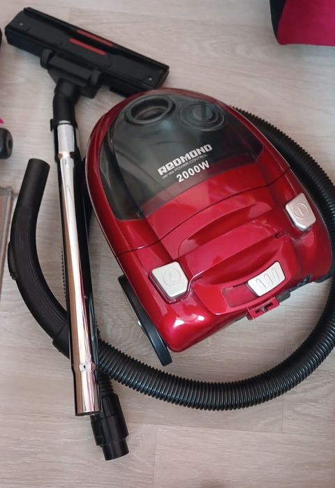 Пылесос Redmond красный