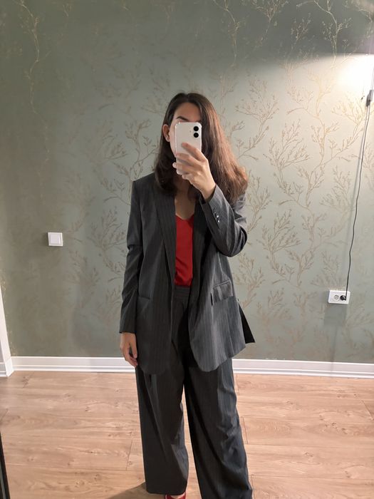 Продам деловой костюм Zara на M-L