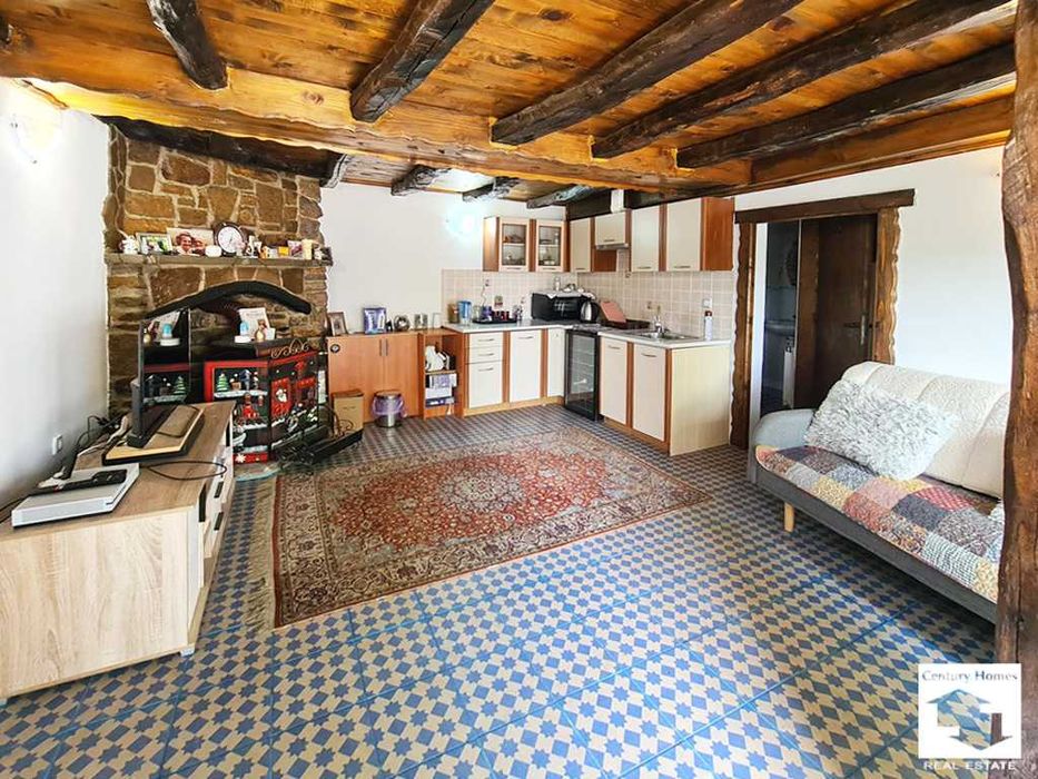 170299 Просторен реновиран имот с три къщи и басейн в с. Славейково, на половин час от Велико Търново
