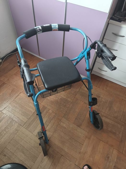 Стол за инвалиди/трудноподвижни хора с подарък