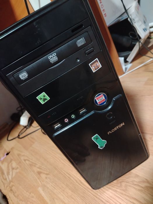 Vând  un pc si un laptop