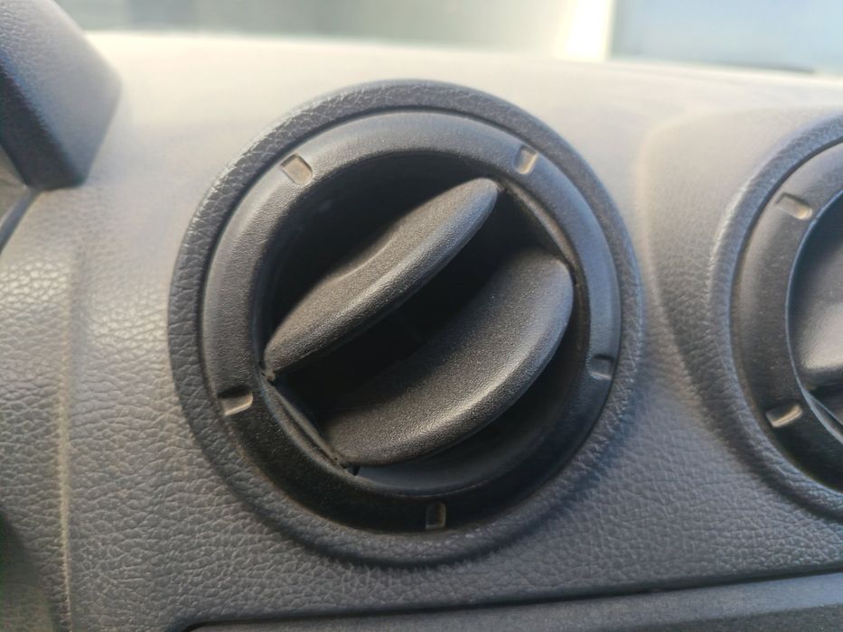 Grila aerisire centrala stanga Dacia Logan MCV (KS) [Fabr 2007-2012]