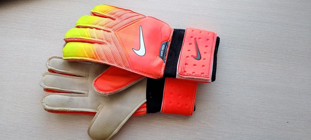 Футбольные перчатки и щитки