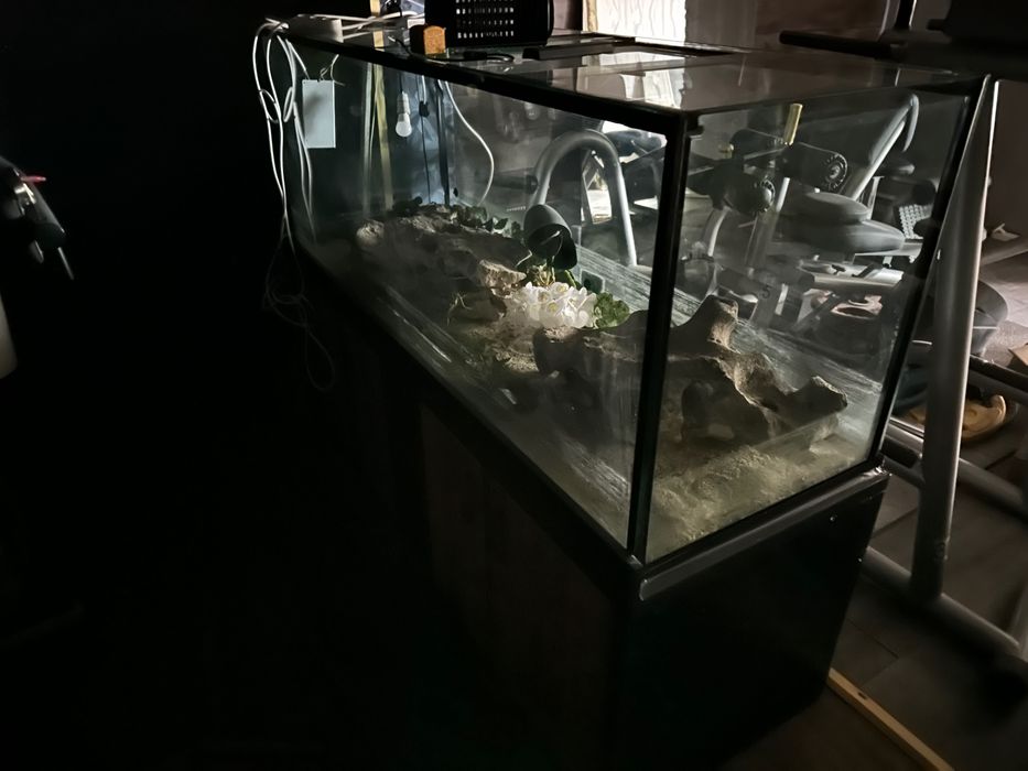 Голям аквариум за рибки с шкаф