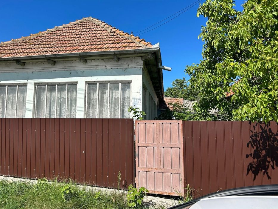 Teren 1126 mp cu casă – Târgu Trotuș – acces drum – 16.500 €