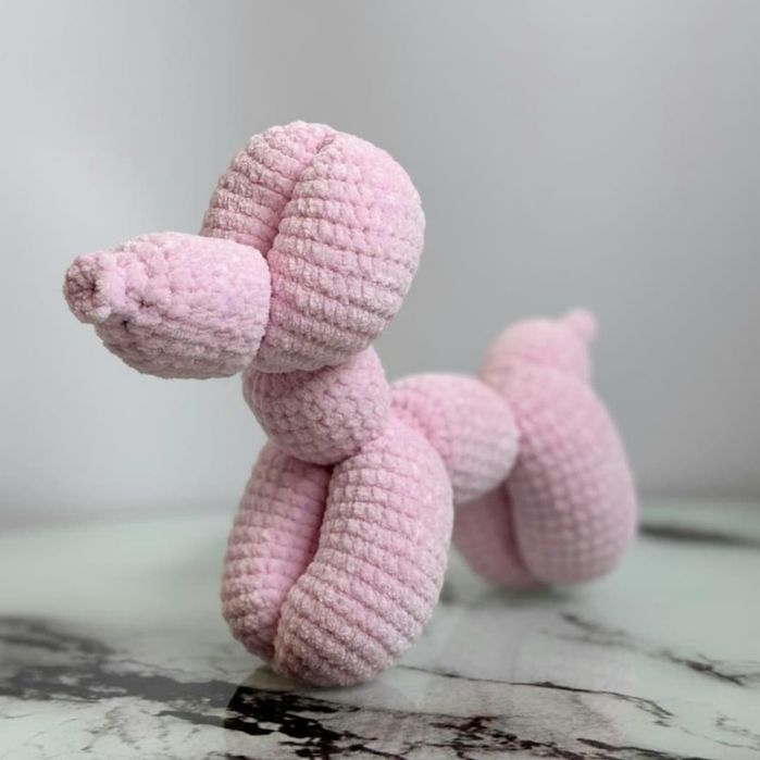 Собака-сосиска вязаная.