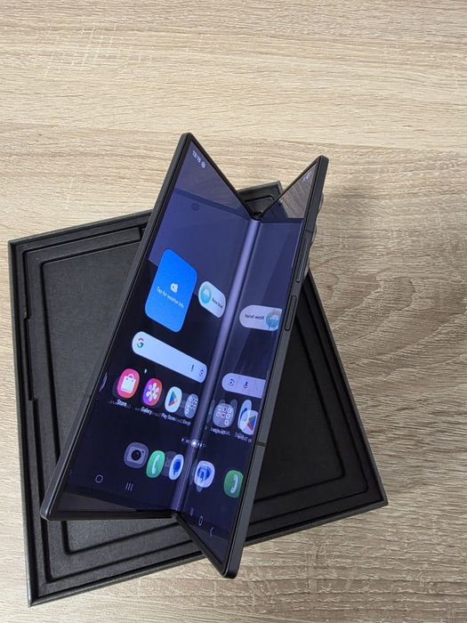 Vand Samsung Z fold 7 1 tb cu 16 gb ram cu pixel ecran