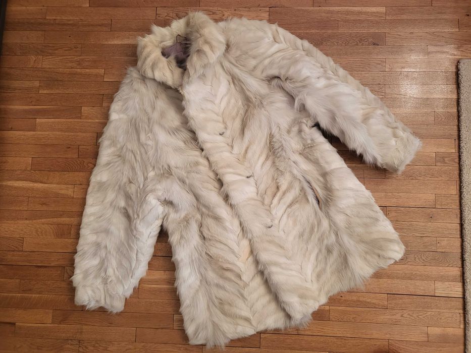 Палто от бяла лисица