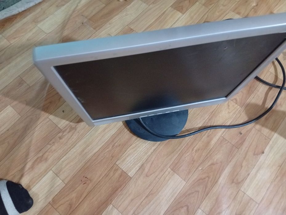 Stolga qôyiladigan monitor