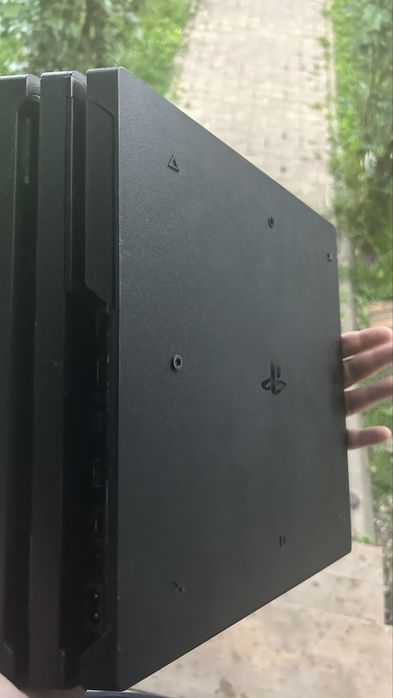 PlayStation 4 Pro + Slim