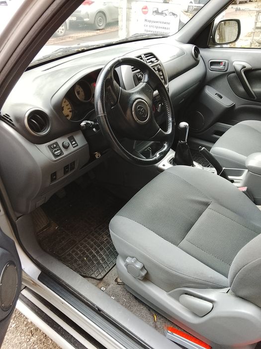 Продавам Тойота Rav4