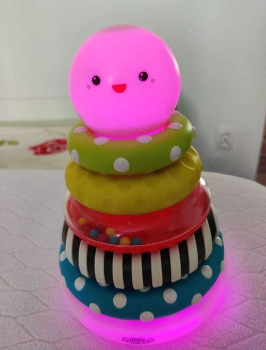 Joc piramida de stivuit cu cercuri si lumini