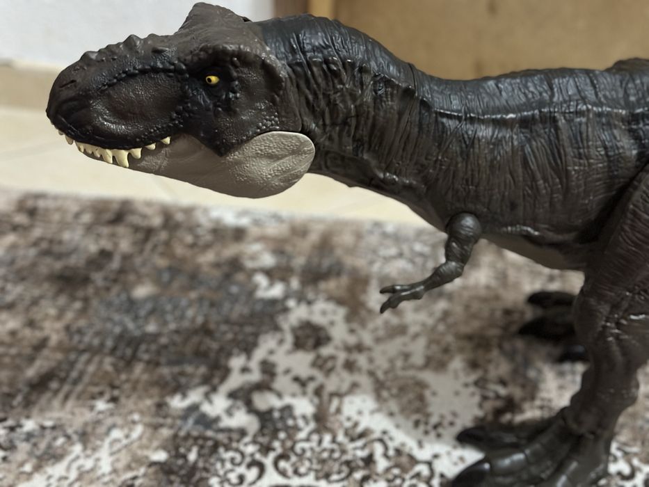 Голям T- Rex, яде малки динозаври