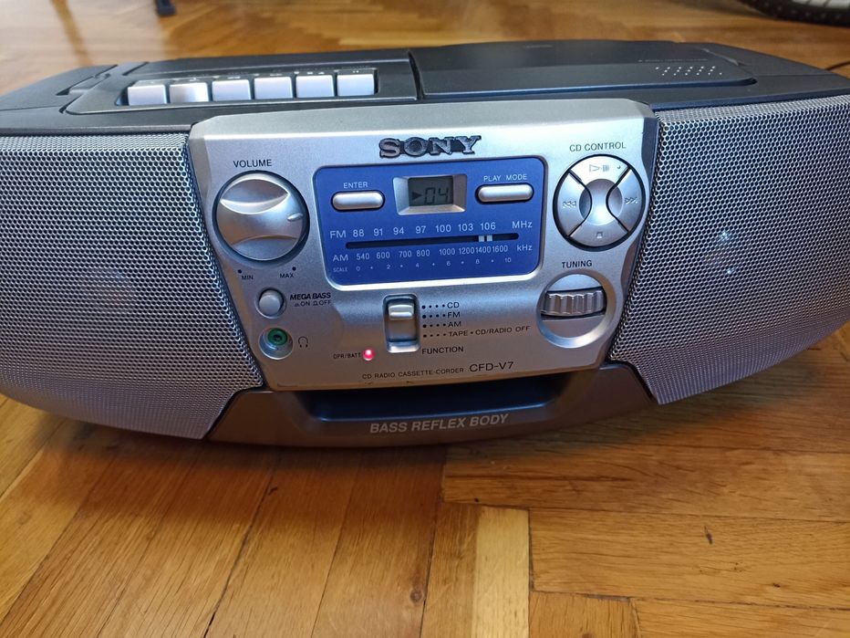 Radio-Casetofon cu CD vintage tip CFD-V7, curat, folosit, dar în stare buna, original-Sony.