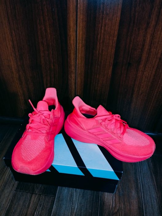 Кроссовки adidas р 35-36