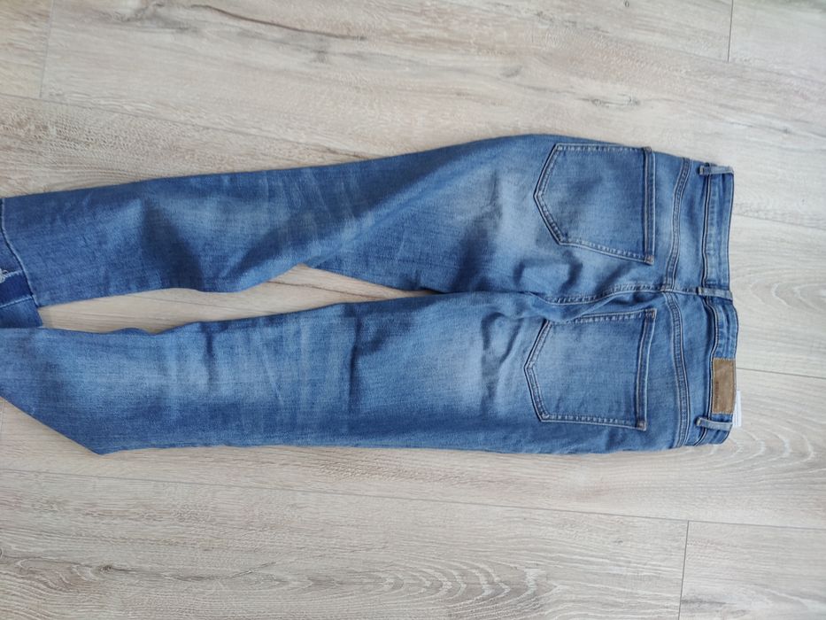 Vând blugi Boss, mărimea XS/S, de culoare albastră