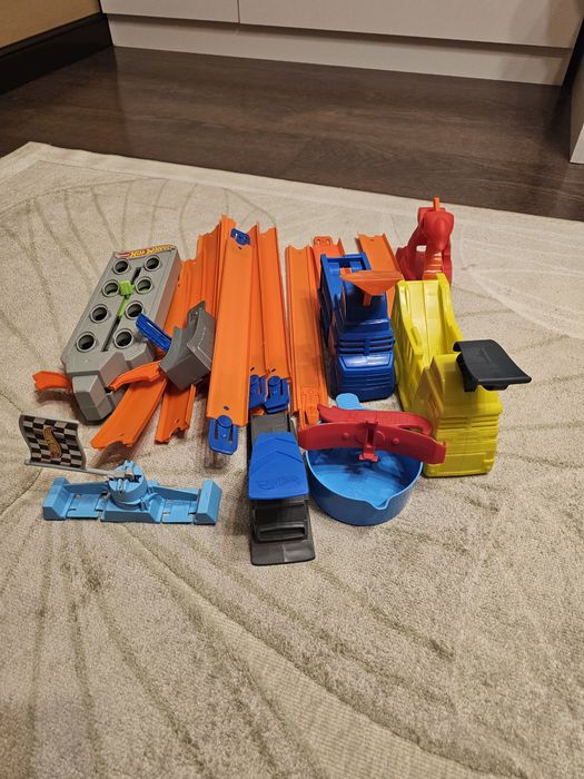 Продам набор Hot wheels, треки