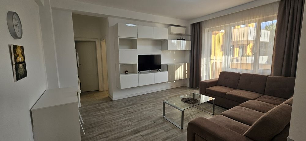 Proprietar închiriez apartament 2 camere, bloc nou, zonă Centrală, cu loc de parcare inclus in curte
