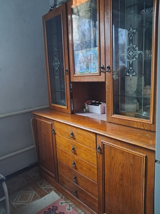 Шкаф сервант из натурального дерева