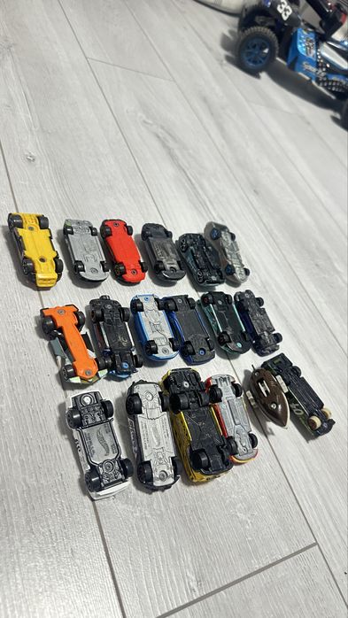 Машинки hotwheels 18 штук. Использованные.