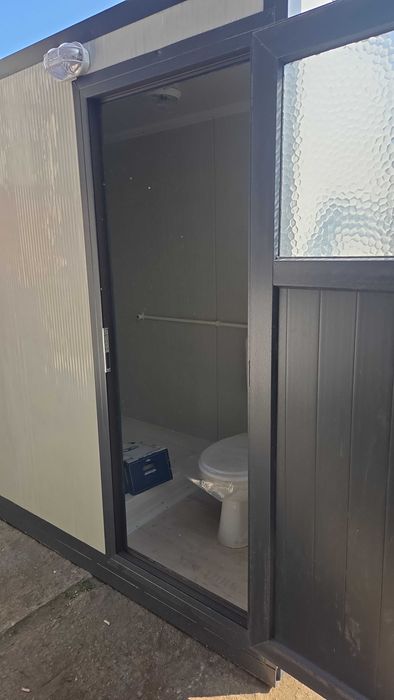 Мобилна тоалетна и баня