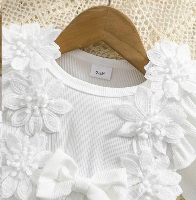 Нежна бяла бебешка рокличка 0–3 месеца – НОВА