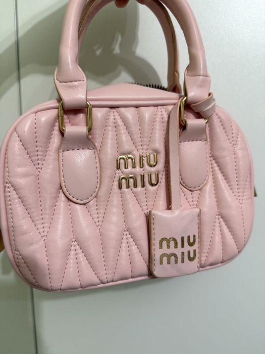 Розовая сумка Miu Miu