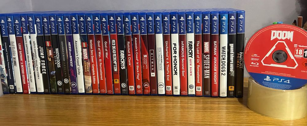 Продавам PlayStation 4 в отлично техническо състояние. Оригинален джойстик в камуфлажен дизайн. В комплекта има 34 PS4 игри