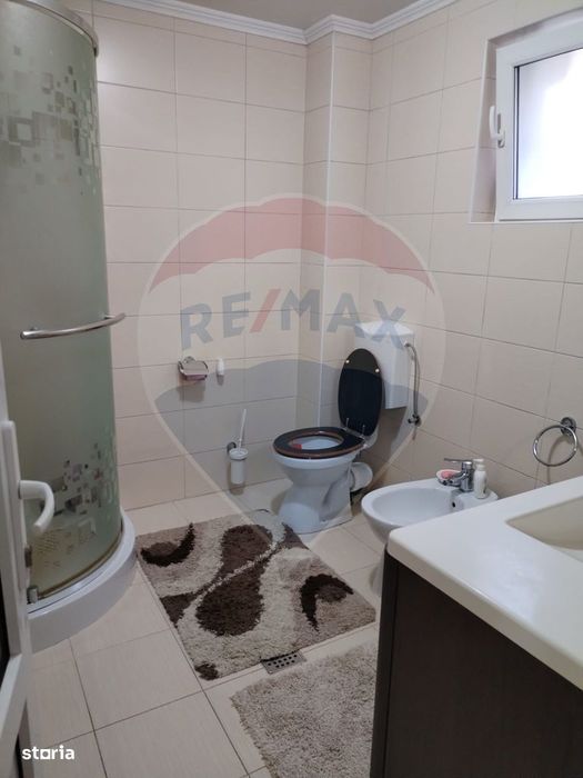 Casă individuală, teren 3275 mp, 6 camere, livadǎ cu pomi fructiferi