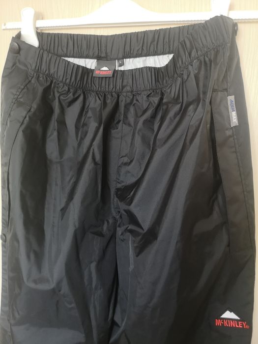 Pantaloni impermeabili rezistenti la ploaie si vant