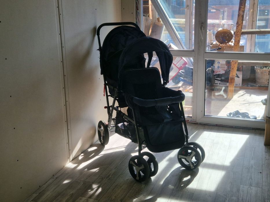 Екі бала отыратын коляска