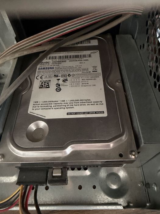 Продоется системный блок компьютера