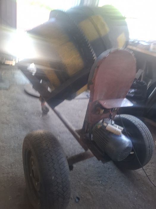 Betoniera cu roti si cârlig auto