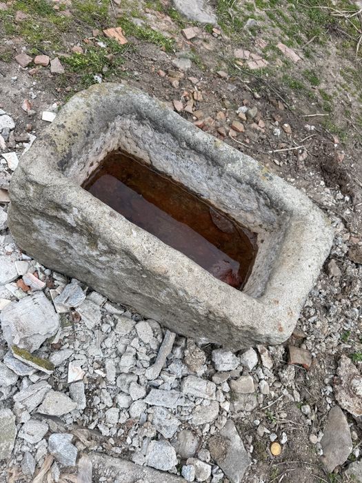 Корито от камък във добро състояние