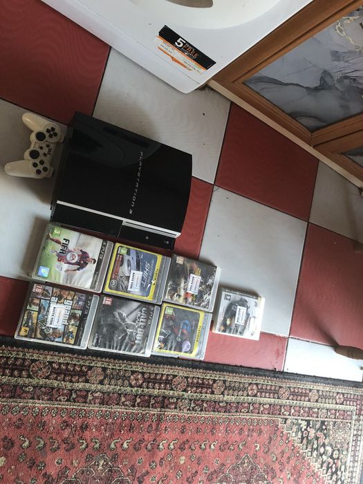 vând ps 3 cu 7 jocuri și o manet mai mult detali ân privat