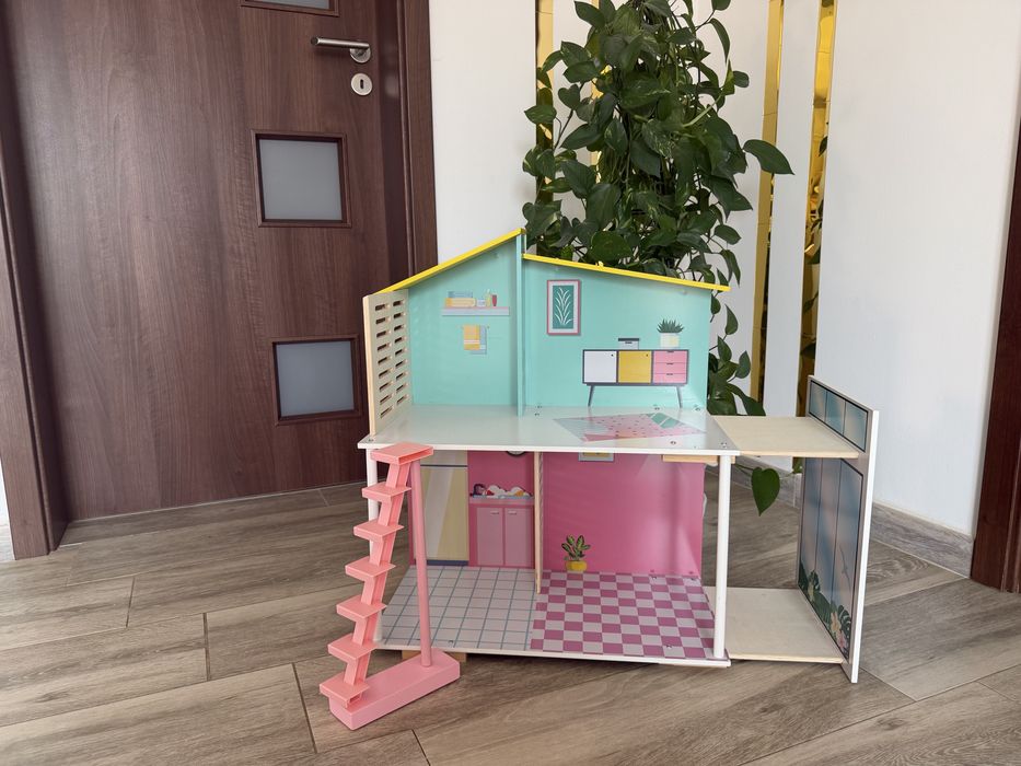Casuta de papusi Playtive cu mobilier si terasa mobila, 59x66x30 cm