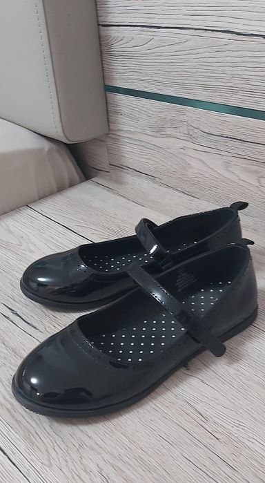 черни поли по 10лв. черни лачени обувки 20лв