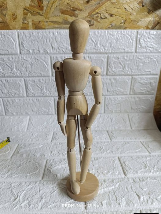 Стар дървен манекен