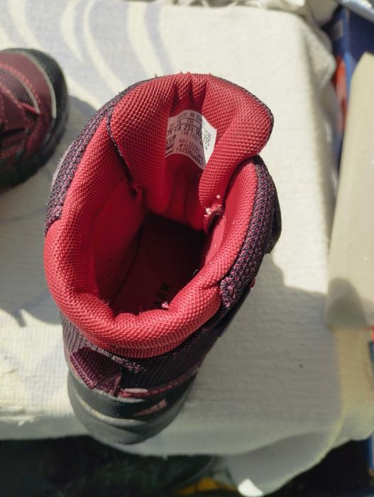 Детски обувки Adidas подходящи за есен и зима.