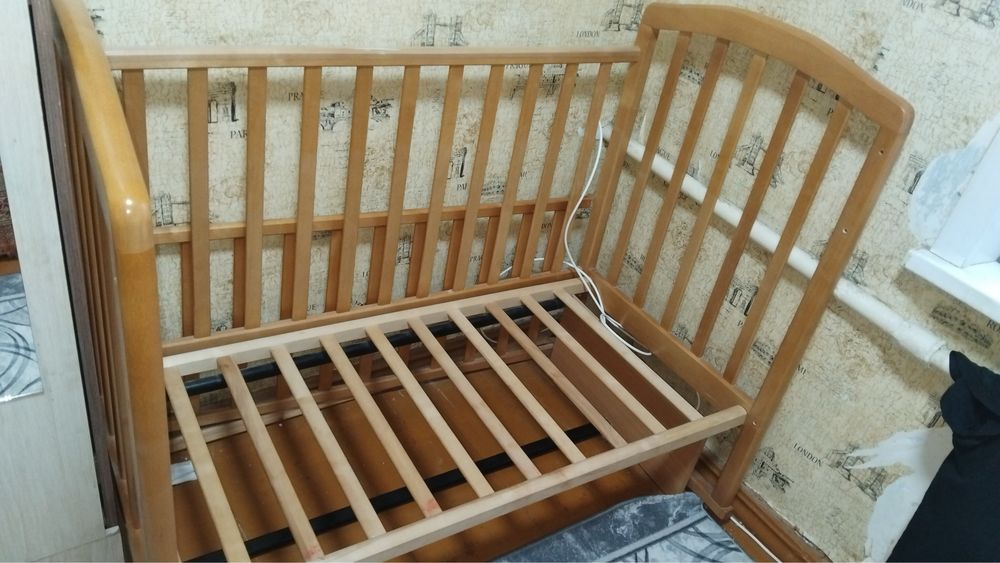 Продам детскую кровать.коляску.