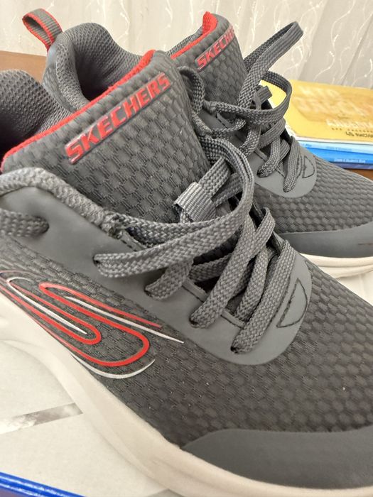 Детские кроссовки бренда Skechers