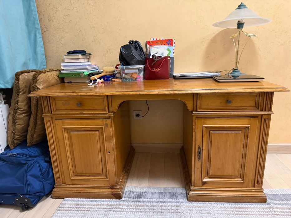 Письменный стол из дерева