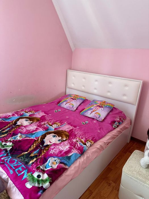 Продаю кровать с тумбочками и комодом